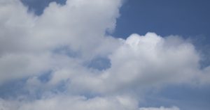 青空の下で行われる少年野球